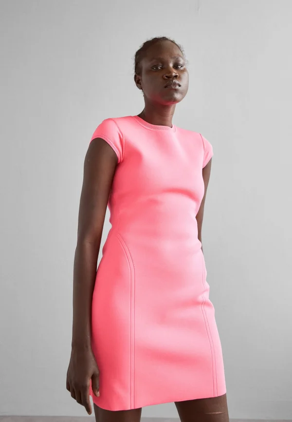 magasin en ligne Victoria Beckham Bodyline Cap Sleeve Fitted Mini Dress – Robe Pull – Pink 1